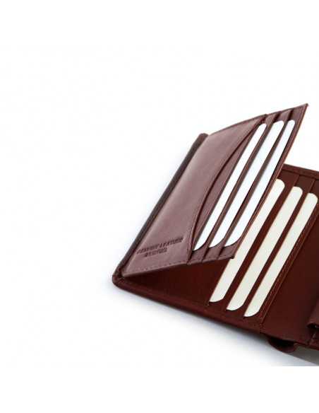 Portefeuille homme en cuir marron avec bouton-pression, détail des fentes pour cartes sur fond blanc - MONPIEL