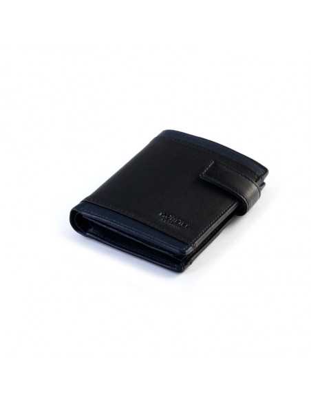 Men’s black leather wallet with clasp, perspective view, on a white background - MONPIEL Men’s black leather wallet with clasp, perspective view, on a white background - MONPIEL