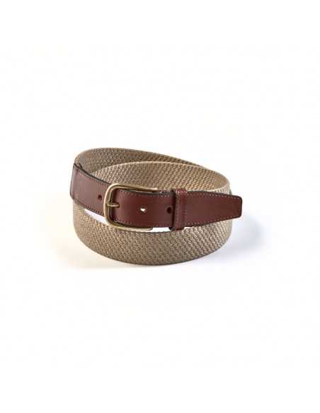 Cintura elastica da uomo con dettagli in pelle in color beige, arrotolata su sfondo bianco - MONPIEL Cintura elastica da uomo con dettagli in pelle in color beige, arrotolata su sfondo bianco - MONPIEL