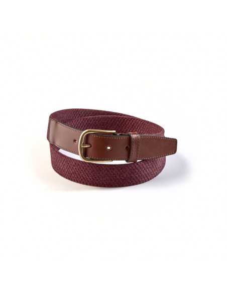 Cintura elastica da uomo con dettagli in pelle in color bordeaux, arrotolata su sfondo bianco - MONPIEL Cintura elastica da uomo con dettagli in pelle in color bordeaux, arrotolata su sfondo bianco - MONPIEL