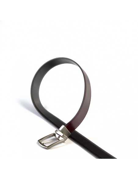 Vista laterale di una cintura in pelle nero-bordeaux con fibbia in metallo su sfondo bianco - MONPIEL