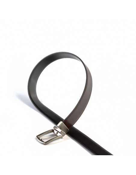 Cintura in pelle nero-marrone con fibbia classica in metallo su sfondo bianco - MONPIEL