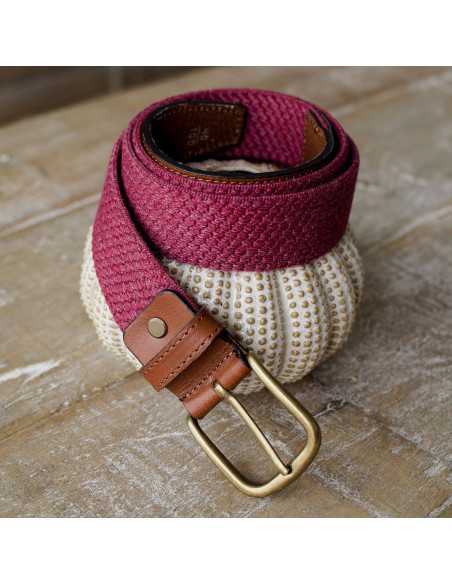 Cintura elastica da uomo in pelle bordeaux, arrotolata su ceramica - MONPIEL Cintura elastica da uomo in pelle bordeaux, arrotolata su ceramica - MONPIEL