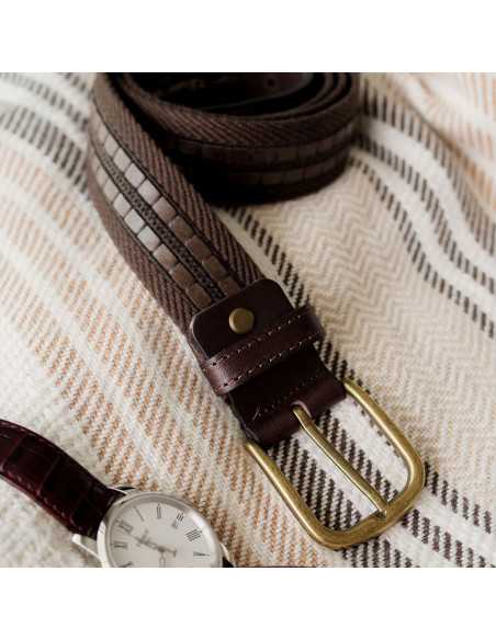 Cinturón lona y cuero de hombre de piel en color marrón, primer plano enfocando hebilla sobre una manta - MONPIEL Cinturón lona y cuero de hombre de piel en color marrón, primer plano enfocando hebilla sobre una manta - MONPIEL