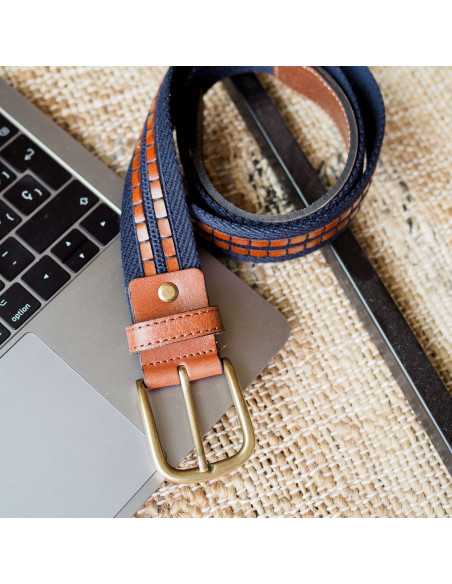Ceinture homme en toile et cuir bleu marine, enroulée sur un ordinateur portable - MONPIEL