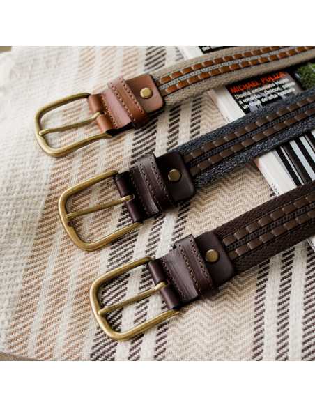 Herren-Gürtel aus Leinen und Leder in Marineblau, Braun und Grün, mit Fokus auf die Schnalle, auf einer Decke liegend - MONPIEL Herren-Gürtel aus Leinen und Leder in Marineblau, Braun und Grün, mit Fokus auf die Schnalle, auf einer Decke liegend - MONPIEL