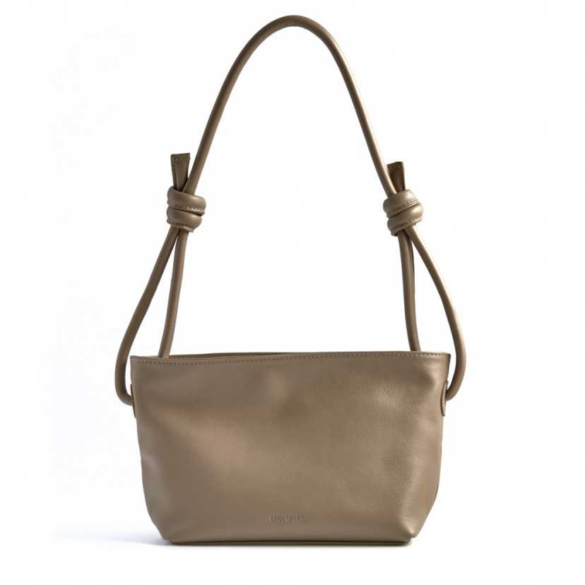 Bolsa pequena de couro em cor taupe com nós, vista frontal sobre fundo branco - MONPIEL