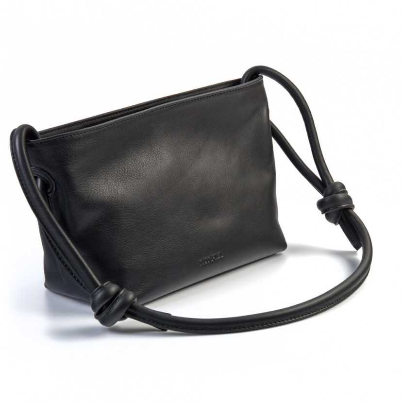 Bolsa pequena de couro preta com nós, vista em perspectiva sobre fundo branco - MONPIEL