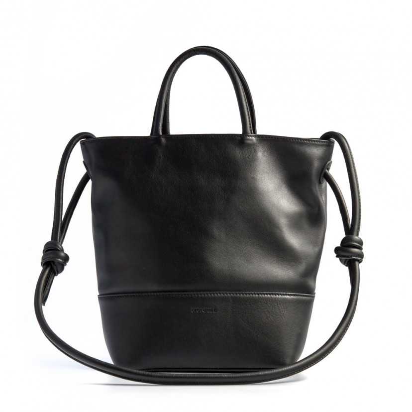 Bolsa grande de couro preta com nós, vista frontal sobre fundo branco - MONPIEL