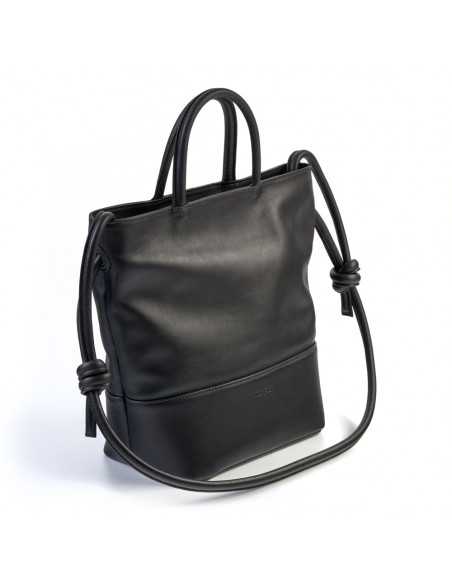 Grand sac noué en cuir noir, vue en perspective, sur un fond blanc - MONPIEL