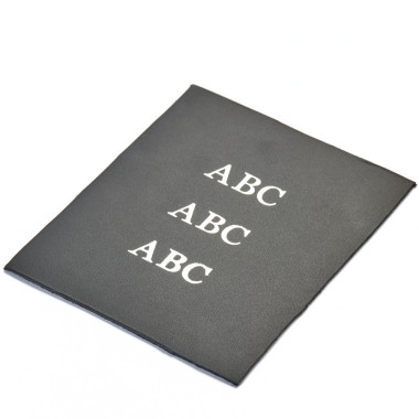 Iniciales personalizadas de 3 letras grabadas en níquel sobre fondo blanco - MONPIEL 2