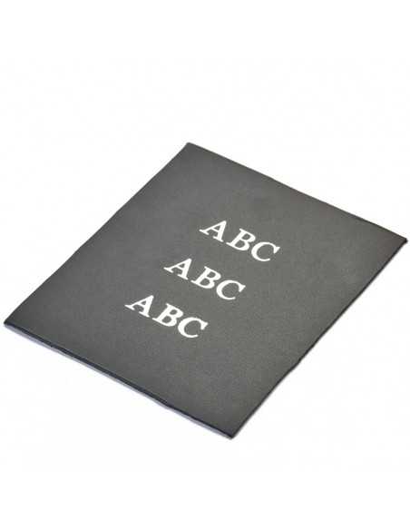 Initiales personnalisées de trois lettres gravées en nickel sur fond blanc - MONPIEL