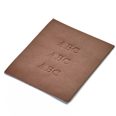 Iniciais personalizadas gravadas a fogo de três letras sobre fundo branco - MONPIEL 2