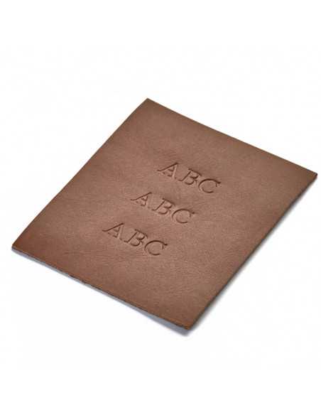 Individuelle Initialen mit drei Buchstaben, auf weißem Hintergrund eingebrannt - MONPIEL