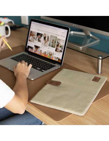 Custodia per laptop da 15" pollici color beige su un tavolo, con il computer accanto - MONPIEL