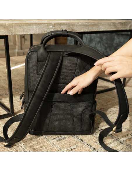 Mochila de couro preta, vista traseira, apoiada sobre um tapete - MONPIEL Mochila de couro preta, vista traseira, apoiada sobre um tapete - MONPIEL