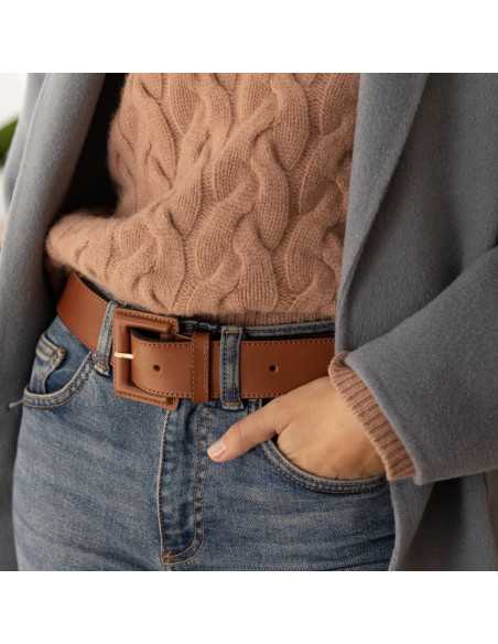 Cinto largo feminino de couro com fivela revestida em cor couro, usado sobre jeans, vista em perspectiva com foco na f - MONPIEL Cinto largo feminino de couro com fivela revestida em cor couro, usado sobre jeans, vista em perspectiva com foco na f - MONPIEL