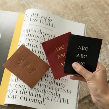 Initiales personnalisées de trois lettres gravées en nickel sur fond blanc - MONPIEL 2