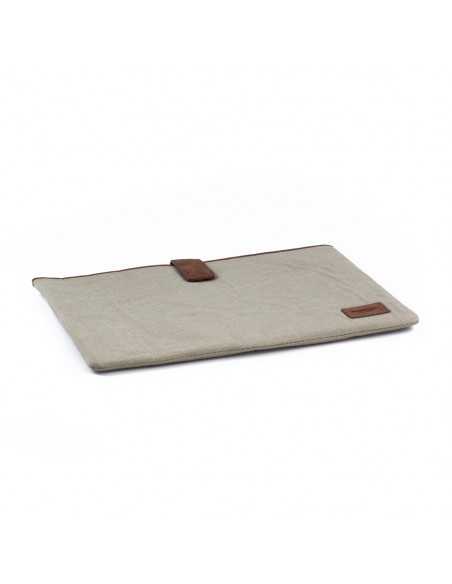 Beige 15"-inch laptop case, perspective view on white background - MONPIEL