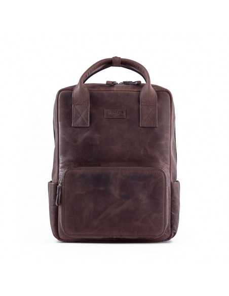 Vue de face d’un sac à dos en cuir marron fermé sur fond blanc - MONPIEL