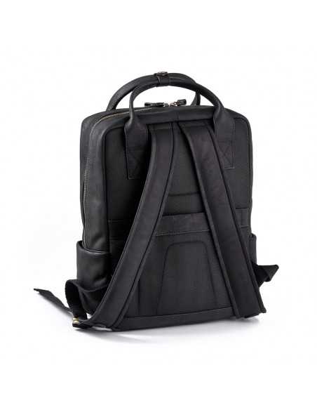 Mochila de couro preta, vista traseira levemente lateral sobre fundo branco, com detalhe nas alças traseiras - MONPIEL Mochila de couro preta, vista traseira levemente lateral sobre fundo branco, com detalhe nas alças traseiras - MONPIEL