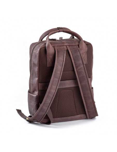 Mochila de couro marrom, vista traseira levemente lateral sobre fundo branco, com detalhe nas alças traseiras - MONPIEL Mochila de couro marrom, vista traseira levemente lateral sobre fundo branco, com detalhe nas alças traseiras - MONPIEL