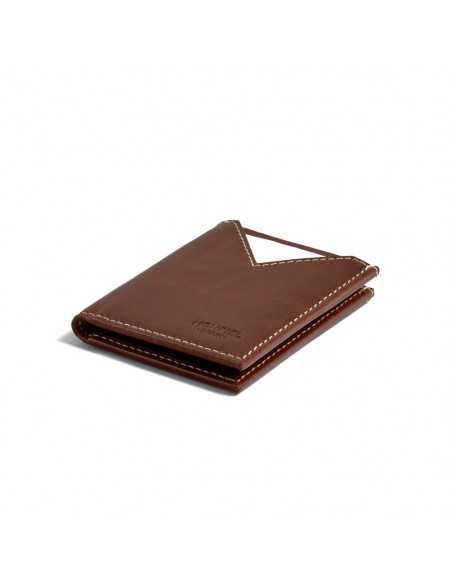 Portefeuille slim en cuir couleur havane, vue en perspective sur fond blanc - MONPIEL