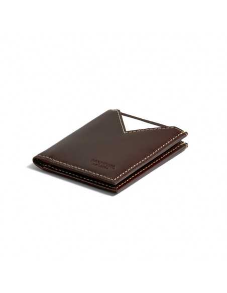 Portefeuille homme en cuir marron, petite taille, vue en perspective sur fond blanc - MONPIEL