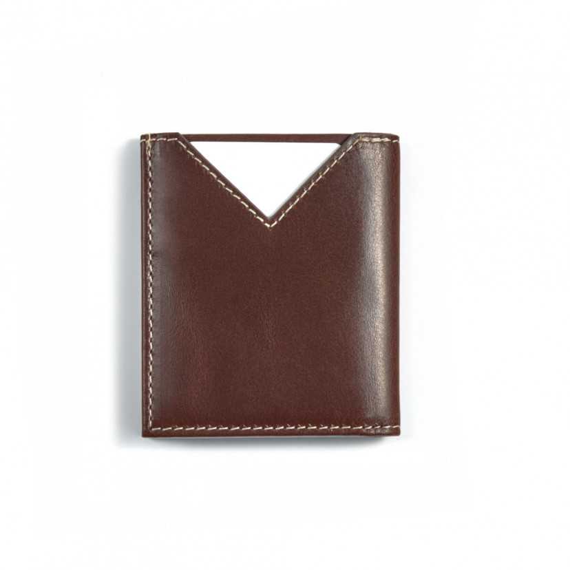 Carteira pequena de couro marrom para homem, vista traseira sobre fundo branco - MONPIEL