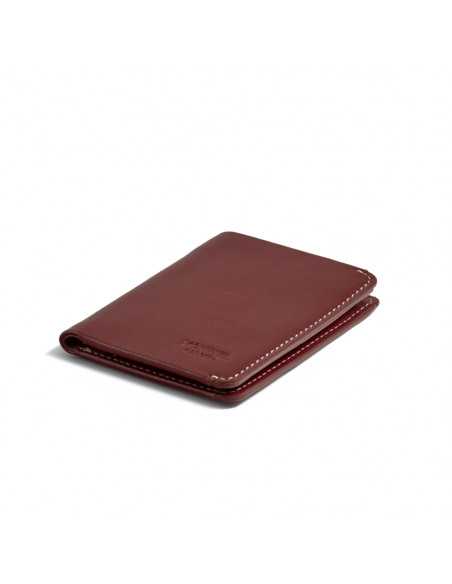 Portefeuille homme en cuir bordeaux, petite taille avec compartiment à billets, vue en perspective sur fond blanc - MONPIEL