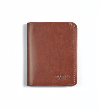 Kleine Herrenledergeldbörse in Habana-Farbe mit Geldscheinfach, Vorderansicht vor weißem Hintergrund - MONPIEL 2