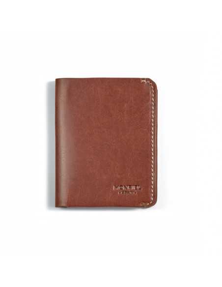 Portefeuille homme en cuir havane, petite taille avec compartiment à billets, vue de face sur fond blanc - MONPIEL Portefeuille homme en cuir havane, petite taille avec compartiment à billets, vue de face sur fond blanc - MONPIEL