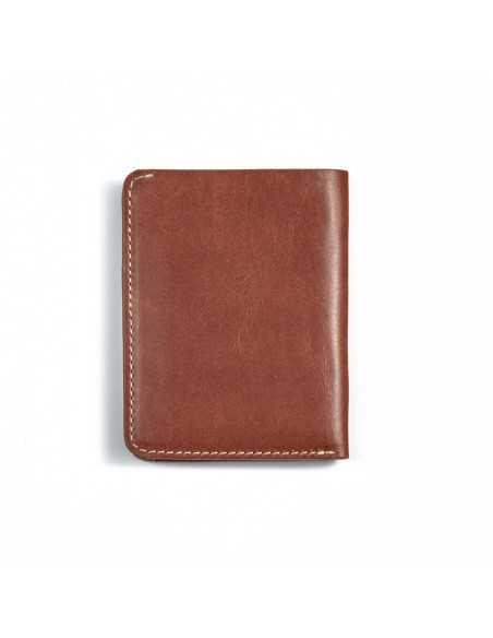 Portefeuille homme en cuir havane, petite taille avec compartiment à billets, vue arrière sur fond blanc - MONPIEL Portefeuille homme en cuir havane, petite taille avec compartiment à billets, vue arrière sur fond blanc - MONPIEL