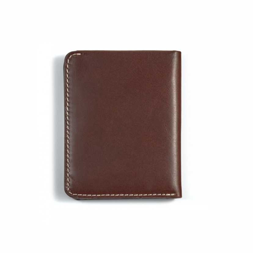 Carteira masculina de couro pequena com porta-notas em marrom, vista traseira sobre fundo branco - MONPIEL