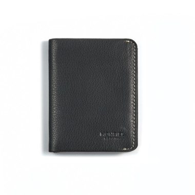 Kleine Herrenledergeldbörse in Habana-Farbe mit Geldscheinfach, Vorderansicht vor weißem Hintergrund - MONPIEL 2