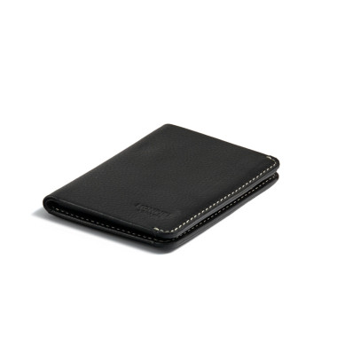 Kleine Herrenledergeldbörse in Habana-Farbe mit Geldscheinfach, Vorderansicht vor weißem Hintergrund - MONPIEL 2