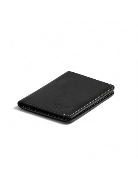 Portafoglio da uomo piccolo in pelle nera con scomparto per banconote, vista in prospettiva su sfondo bianco - MONPIEL Portafoglio da uomo piccolo in pelle nera con scomparto per banconote, vista in prospettiva su sfondo bianco - MONPIEL