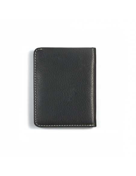 Carteira masculina de couro pequena com porta-notas em preto, vista traseira com detalhe das costuras sobre fundo bran - MONPIEL Carteira masculina de couro pequena com porta-notas em preto, vista traseira com detalhe das costuras sobre fundo bran - MONPIEL