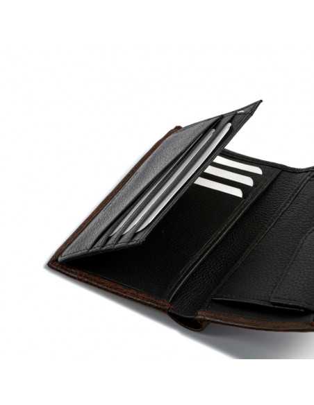 Braune Lederbrieftasche mit Verschluss und innerem Münzfach, mit Kartenschlitzen, auf weißem Hintergrund - MONPIEL