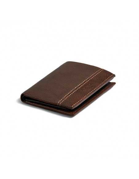 Portafoglio semplice in pelle marrone, vista in prospettiva su sfondo bianco - MONPIEL Portafoglio semplice in pelle marrone, vista in prospettiva su sfondo bianco - MONPIEL