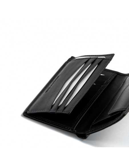 Portafoglio in pelle nera con chiusura a scatto e portamonete interno, dettaglio slot per carte, su sfondo bianco - MONPIEL Portafoglio in pelle nera con chiusura a scatto e portamonete interno, dettaglio slot per carte, su sfondo bianco - MONPIEL