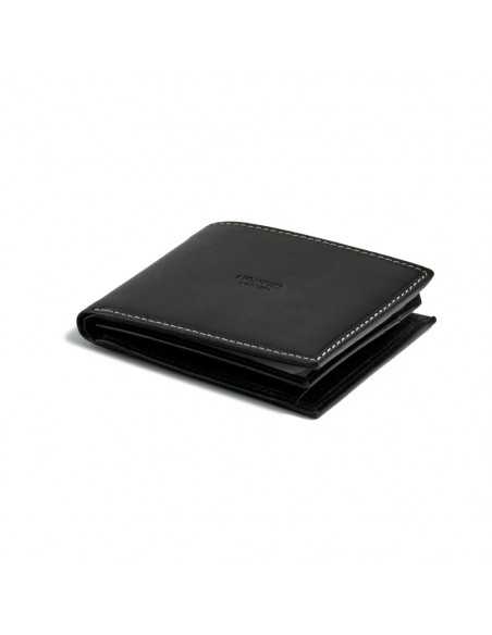 Grand portefeuille américain en cuir noir avec porte-monnaie et logo centré, vue en perspective sur fond blanc - MONPIEL Grand portefeuille américain en cuir noir avec porte-monnaie et logo centré, vue en perspective sur fond blanc - MONPIEL