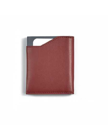 Cartera pocket de piel en color burdeos con vista trasera sobre fondo blanco - MONPIEL Cartera pocket de piel en color burdeos con vista trasera sobre fondo blanco - MONPIEL