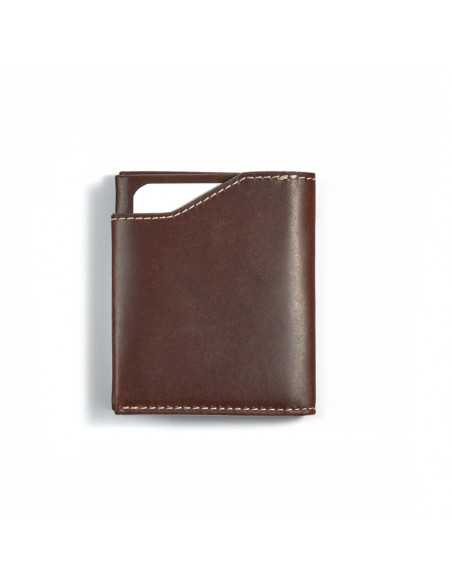 Cartera pocket de piel en color marrón con vista trasera sobre fondo blanco - MONPIEL Cartera pocket de piel en color marrón con vista trasera sobre fondo blanco - MONPIEL