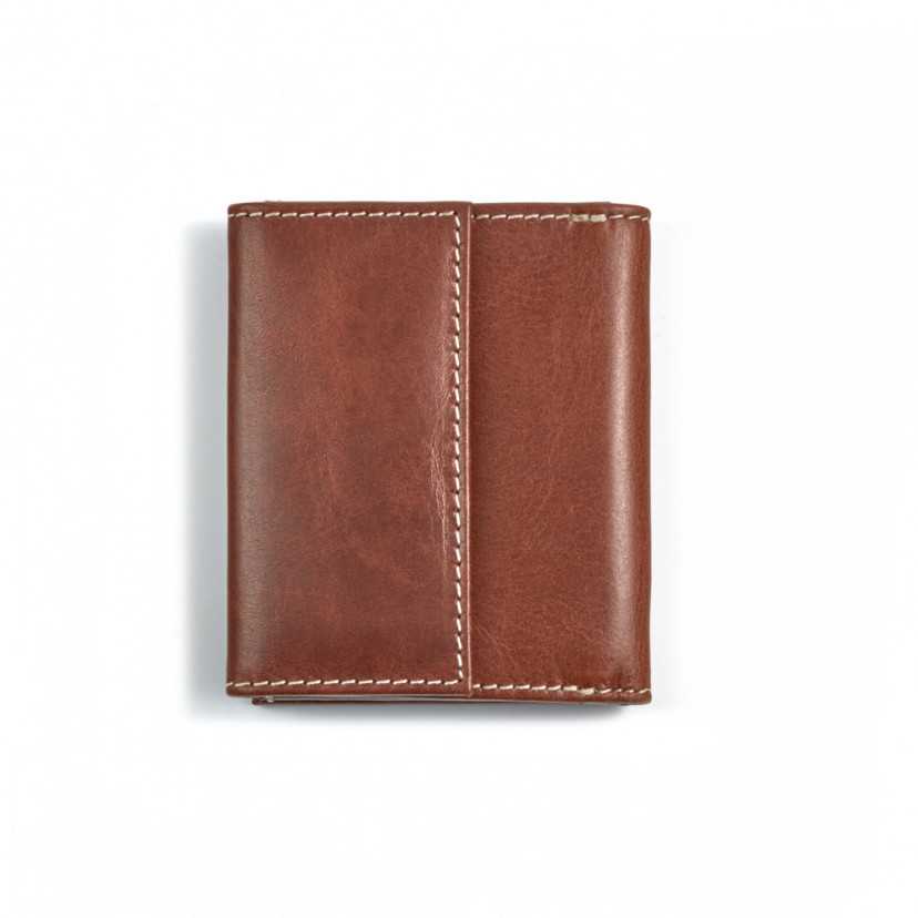 Carteira pocket de couro com porta-moedas, em cor couro, vista traseira sobre fundo branco - MONPIEL