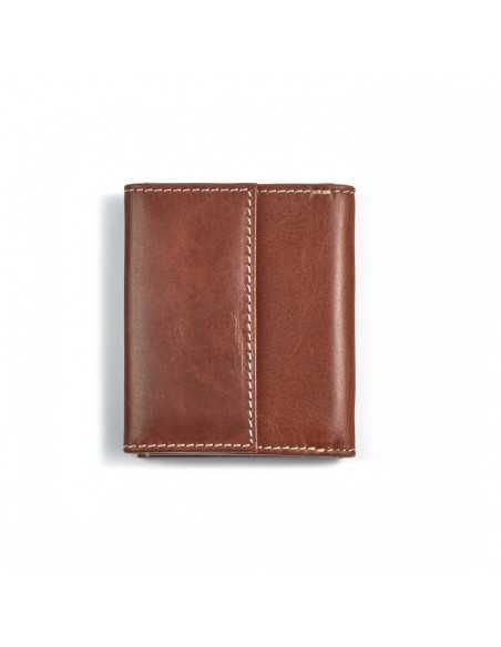 Tan leather pocket wallet with coin pocket, rear view on white background - MONPIEL Tan leather pocket wallet with coin pocket, rear view on white background - MONPIEL