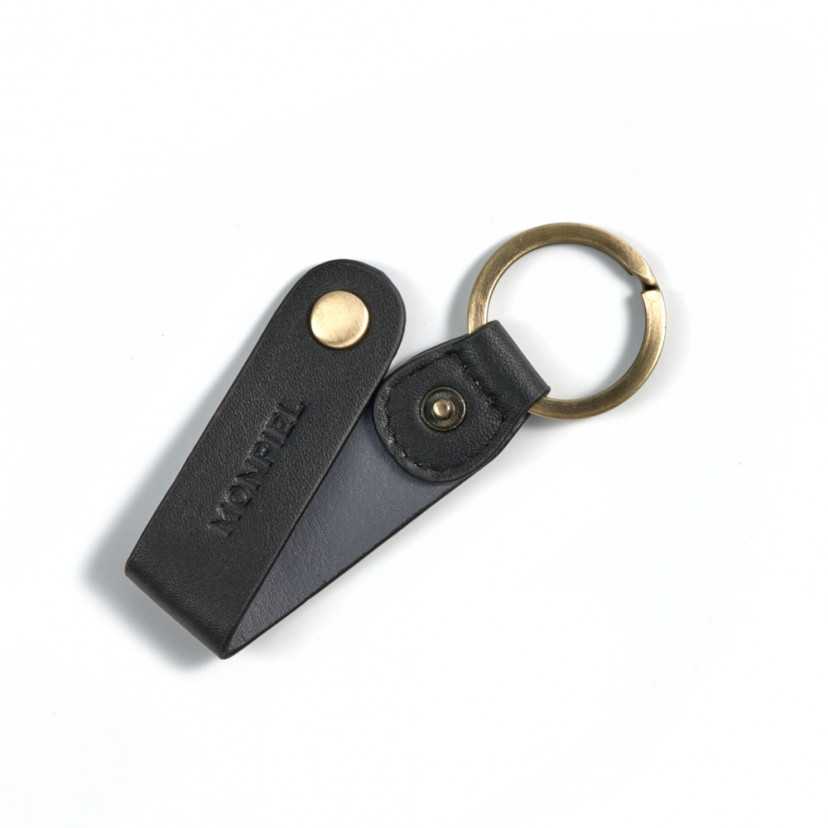 Chaveiro pocket bicolor de couro preto, aberto, com detalhe de botão sobre fundo branco - MONPIEL
