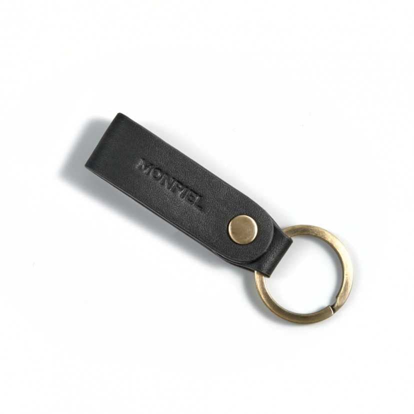 Black and tan leather pocket keychain, closed on a white background - MONPIEL