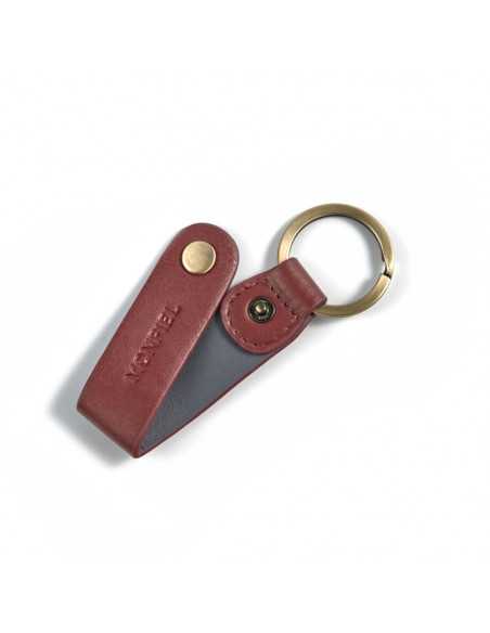 Porte-clés pocket bicolore en cuir bordeaux, ouvert, avec détail bouton, sur fond blanc - MONPIEL