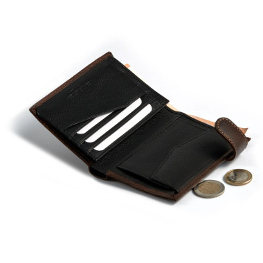 Braune Lederbrieftasche mit Verschluss und innerem Münzfach, Vorderansicht vor weißem Hintergrund - MONPIEL 2